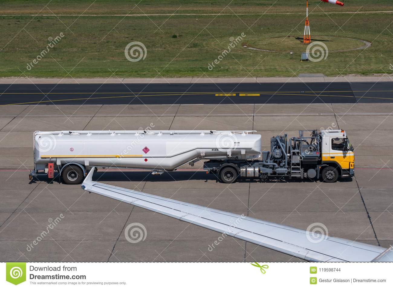 camion-citerne-à-l-aéroport-de-berlin-tegel-119598744.jpg