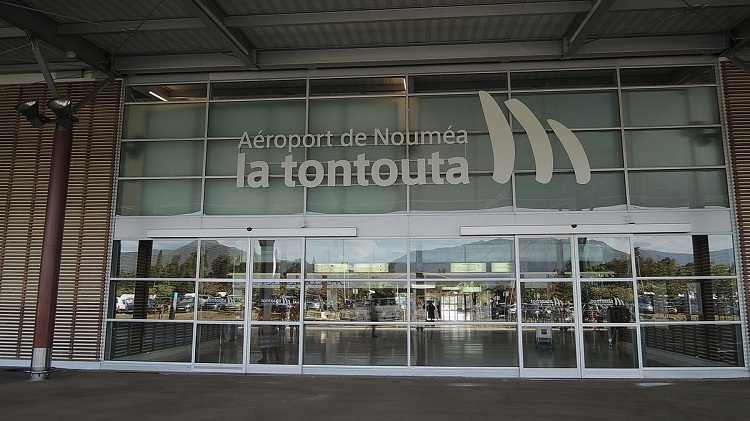 1200px-Entrée_-_Aéroport_Nouméa-La_Tontouta.JPG