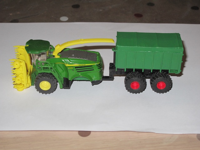 ensileuse John Deere 8500I porte contenaire.JPG