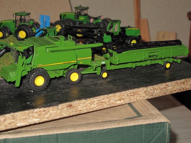 John Deere moissonneuse- batteuseT670i.JPG