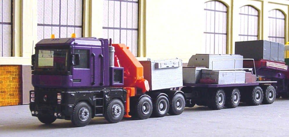 AE10x4 + truck 8x8 pret au depart.jpg