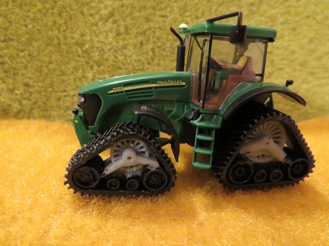 John Deere 7920 équipé de chenilles.JPG