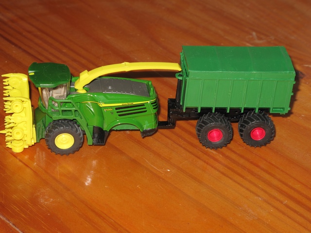 John Deere ensileuse 8500i porte contenaire.JPG