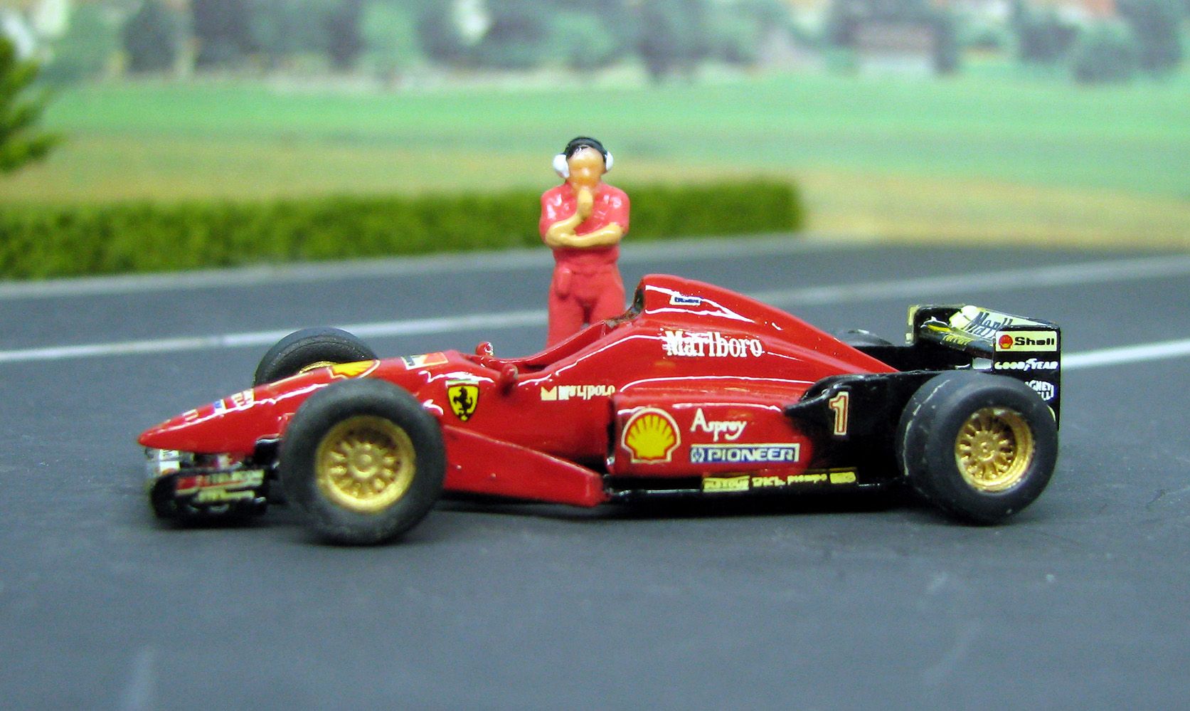 F1 FERRARI F310 GP d'Espagne; Pil.Schumacher. Fab.EVRAT 87.jpg