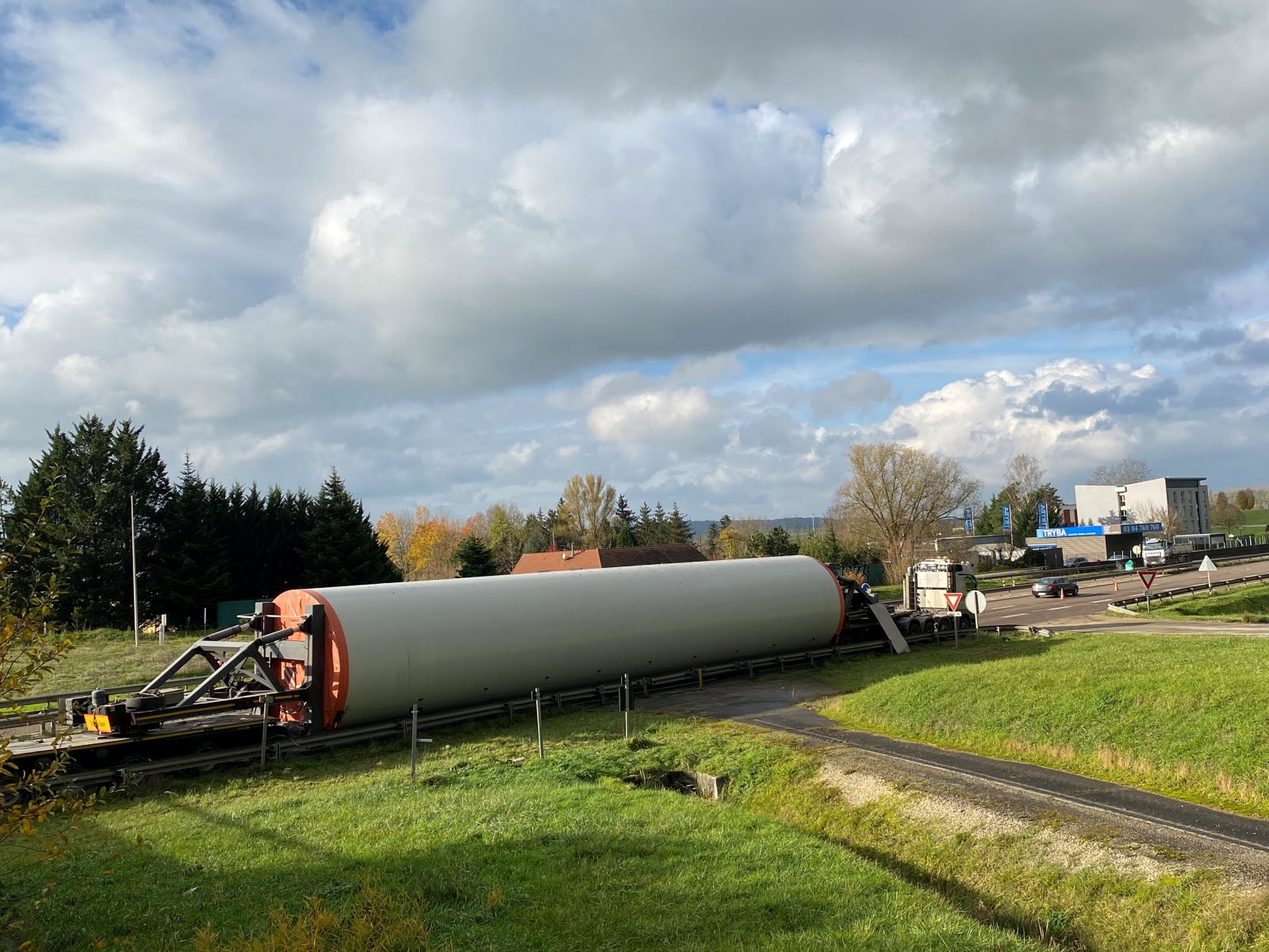 le-chargement-d-un-convoi-exceptionnel-est-bloque-sur-la-rn-19-en-direction-de-port-sur-saone-depuis-7-h-40-ce-mercredi-matin-la-voie-de-droite-etant-obstruee-la-circulation-a-ete-re.jpg