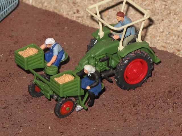 Fendt porte outil planteuse de pommes de terre.JPG