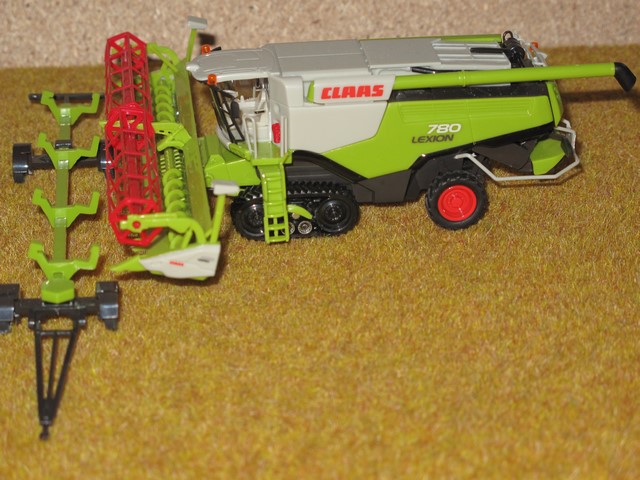 Claas moissonneuse batteuse Lexion 780 chenille de 2014.JPG