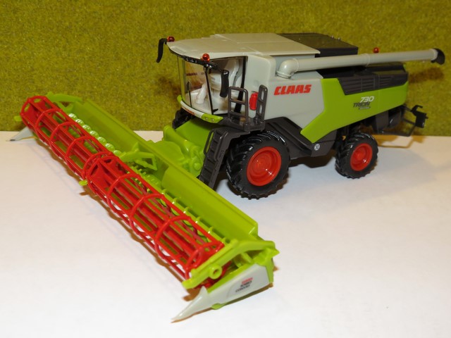 Claas Trion 730.JPG