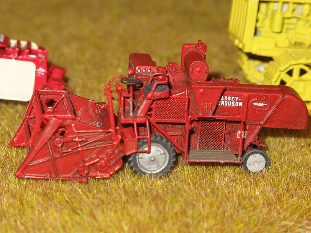 Massey Ferguson moissonneuse batteuse 830.JPG