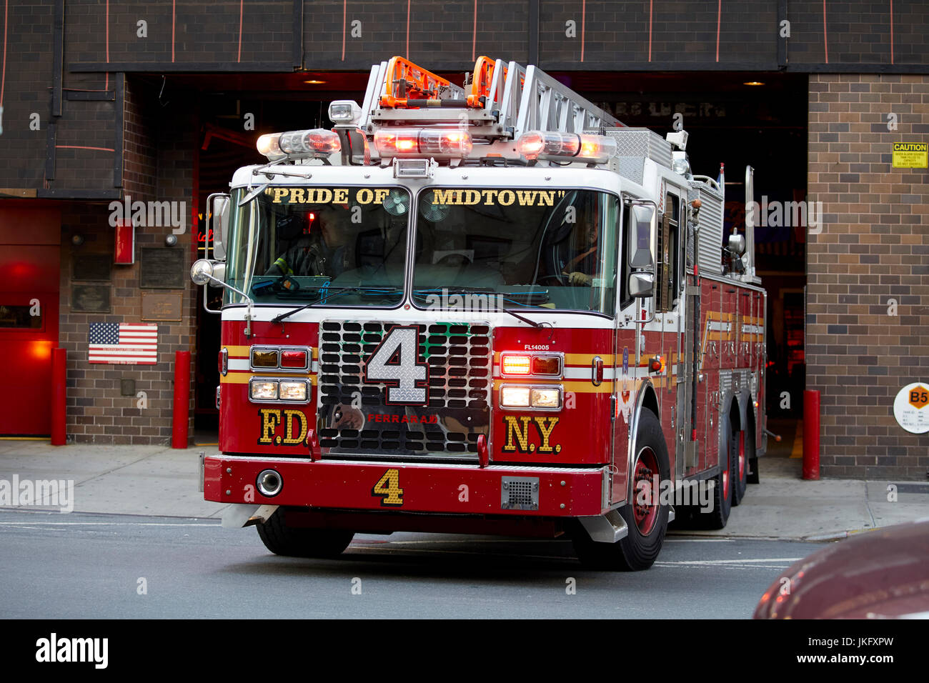 la-ville-de-new-york-manhattan-midtown-de-fierte-fdny-ladder-54-moteur-4-9-8eme-bataillon-sur-l-avenue-de-pompiers-de-partir-pour-un-feu-d-urgence-jkfxpw.jpg