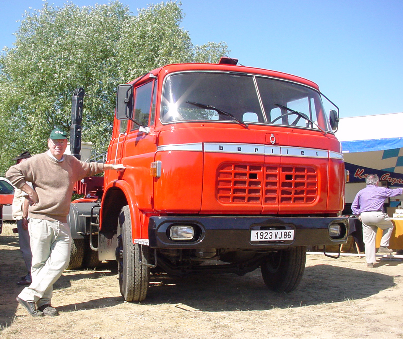 M° Simper aux côtés d'un beau Berliet.jpg