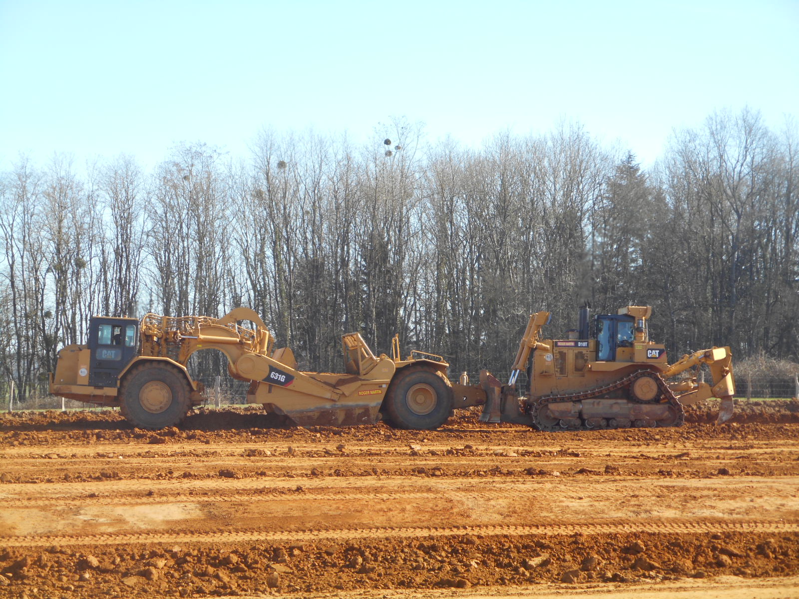 Bull D10T et scrapers 631 G