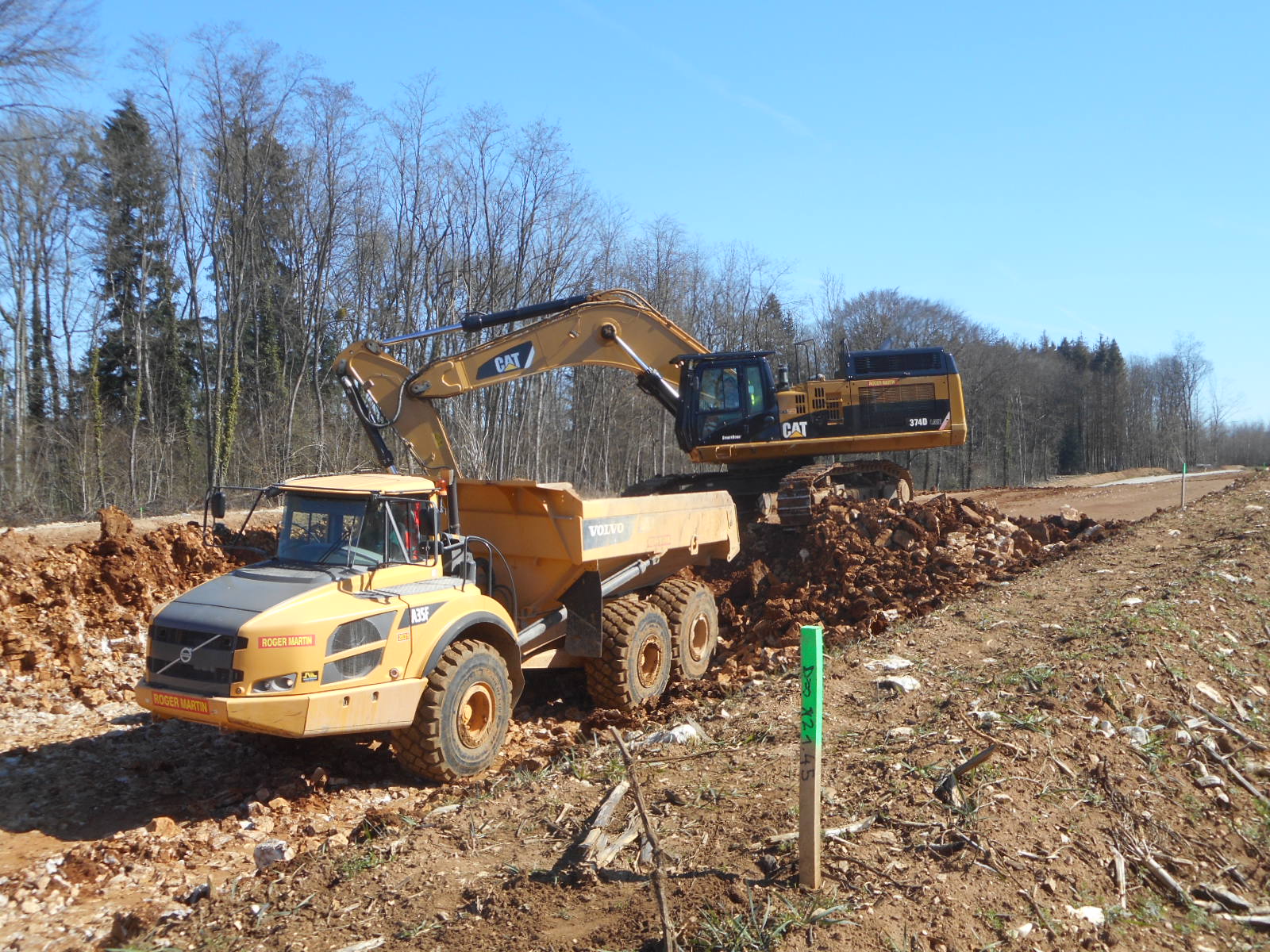 pelle 374 D LME et tombereau A35 F