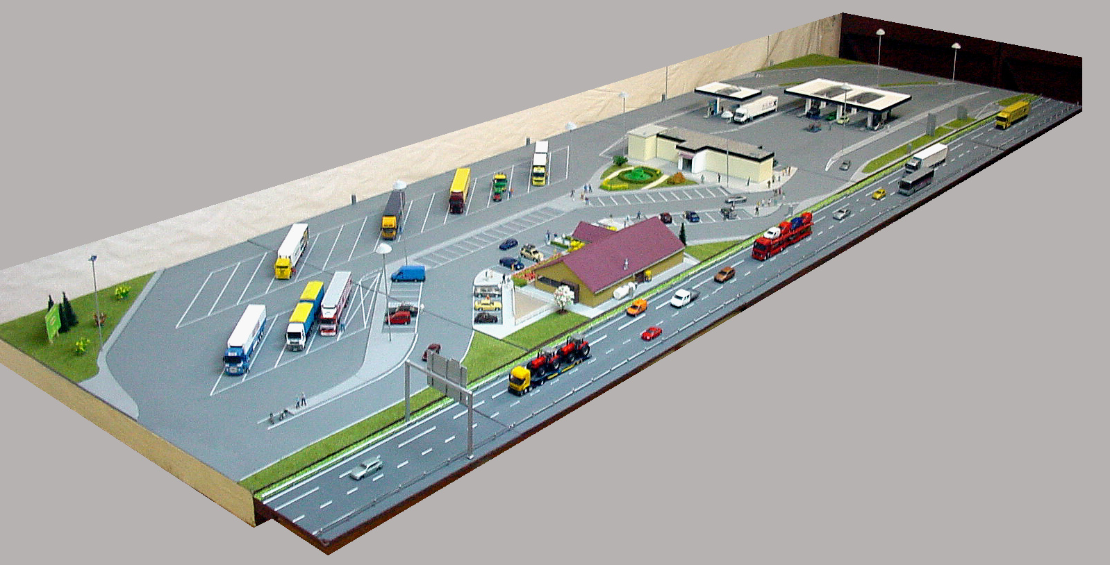 Aire de repot avec autoroute  2.jpg