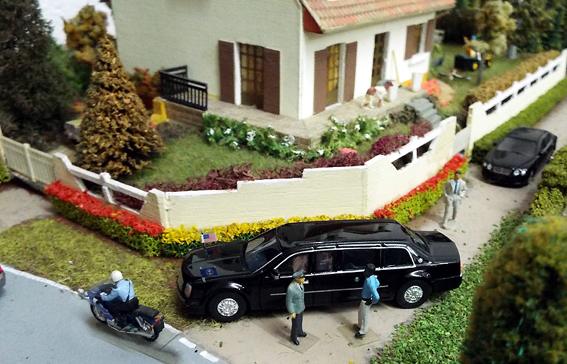 Oui c'est la voiture d' Obama, il est venu boire un café à la maison et me demander des nouvelles de Poutine dont j'attend la voiture ( Bos-Models)