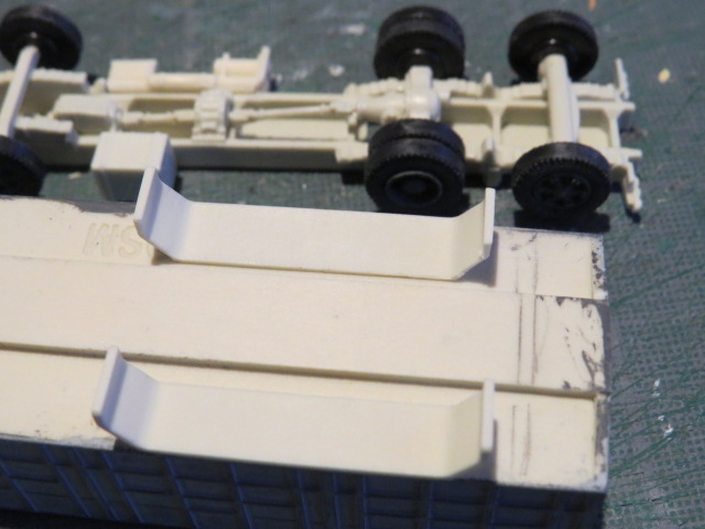 faut faire montage à blanc avec la caisse,châssis et cabine pour repérer le jeu cabine caisse et garde de boue à poser