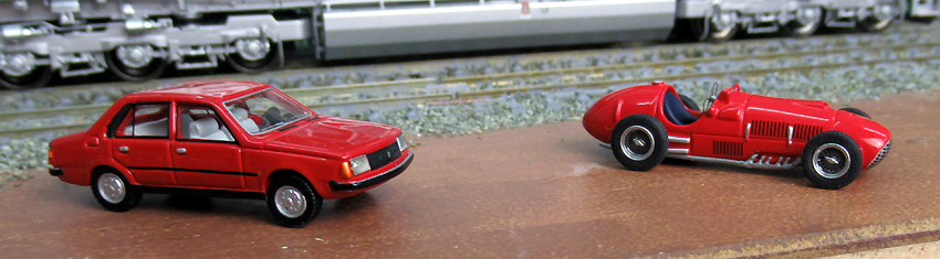 Renault 18 de 1978 et Ferrari 375 de 1950/1951. Les trois voitures viennent de chez Bos Models
