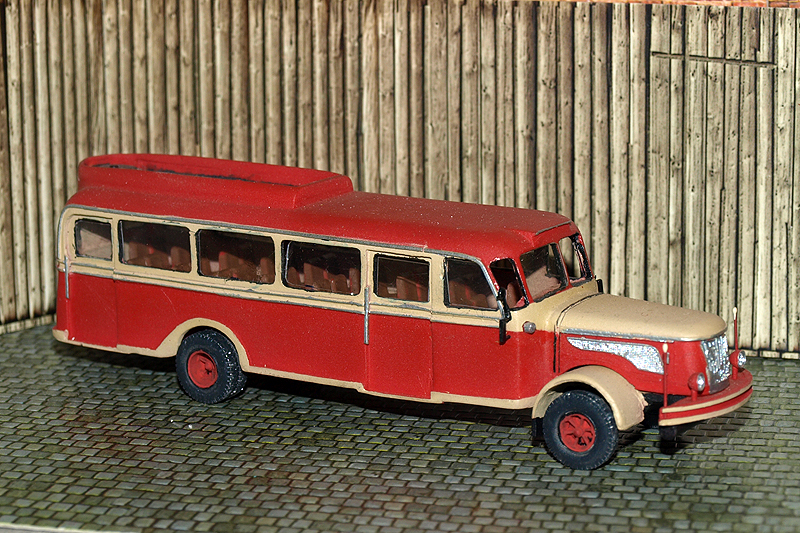 Bus Vomag avec carburateur en bois/ résine