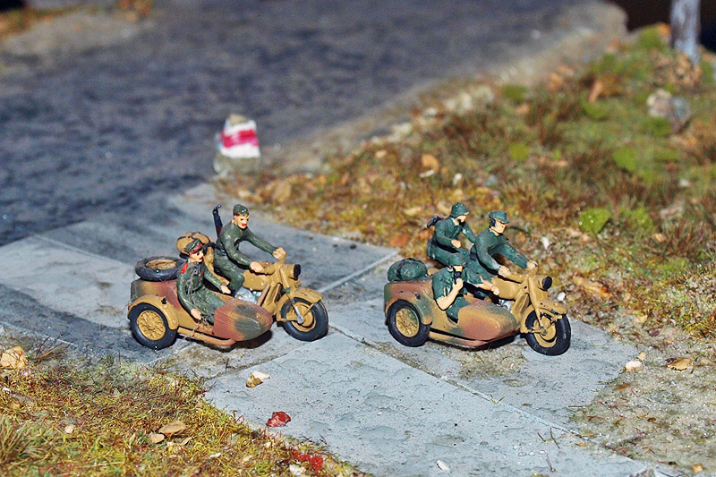 BMW avec sidecar de Roco, raffiné et décoré avec des figures Preiser.