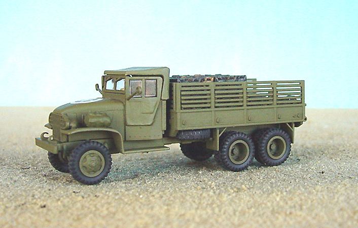 MILITAIRE GMC 6X6  TRANSPORT JERICANS.JPG
