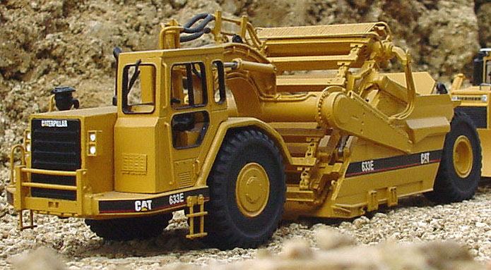 CAT scrapper 633  LIEBHERR bulldozer 751 3 détail.jpg
