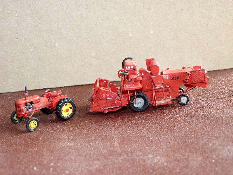Pony 812 et moissonneuse 830T de Massey Harris