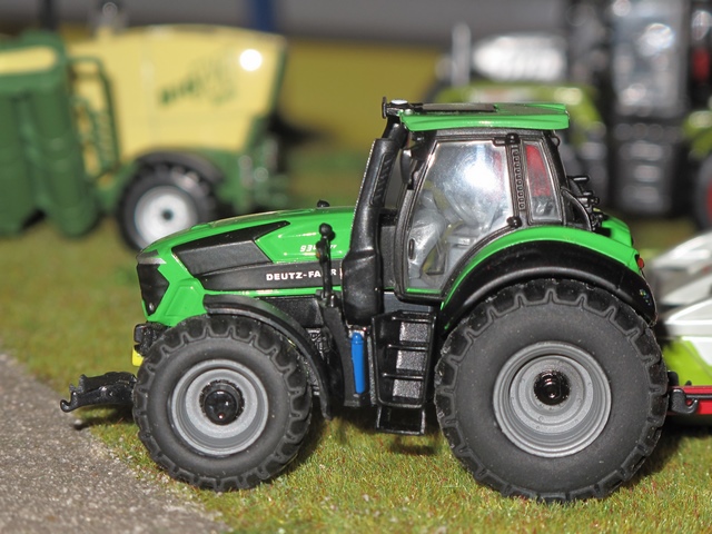 Deutz-Fahr           D 9340 TTV de 2015.JPG