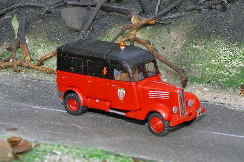 Voiture radio Renault ADK convertie en véhicule d'éclairage