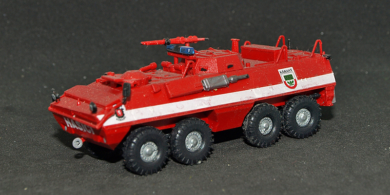Un véhicule blindé de transport de troupes OT 64 comme camion-citerne pour les feux de forêt