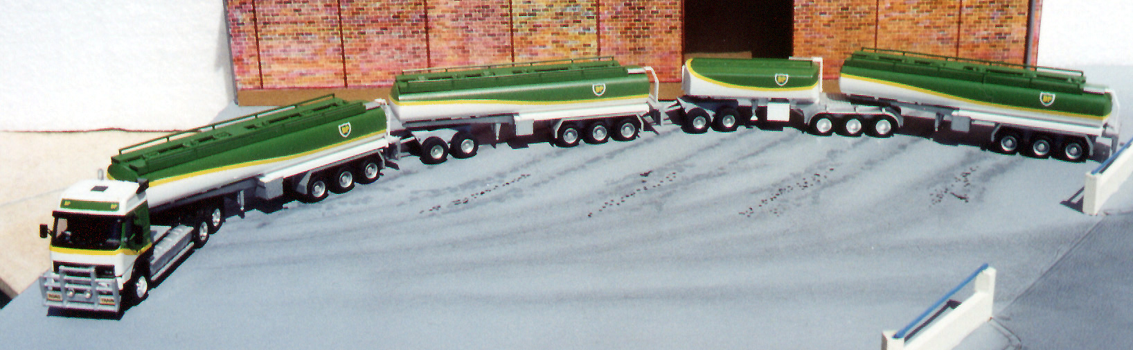 Pour terminer , puisque le road-trains est en vogue sur le forum voici un train routier australien magistralement réalisé par Patrick ......chapeau l'artiste !