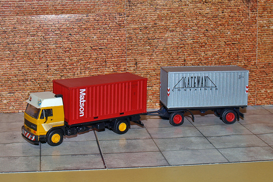Liaz avec toit haut et remorque moderne