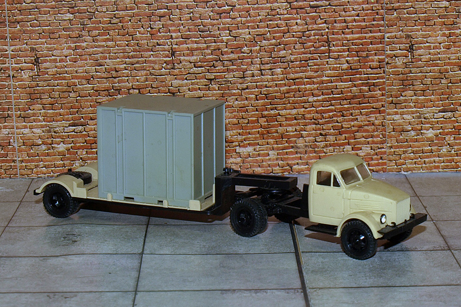 GAZ 51 (URSS) avec chargeur surbaissé et conteneur de 10 pieds