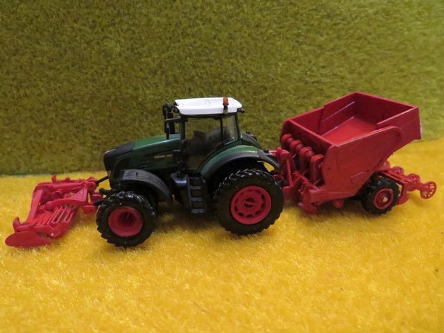 tracteur fendt avec herse rotative frontal et planteuse de pommes de terre.JPG
