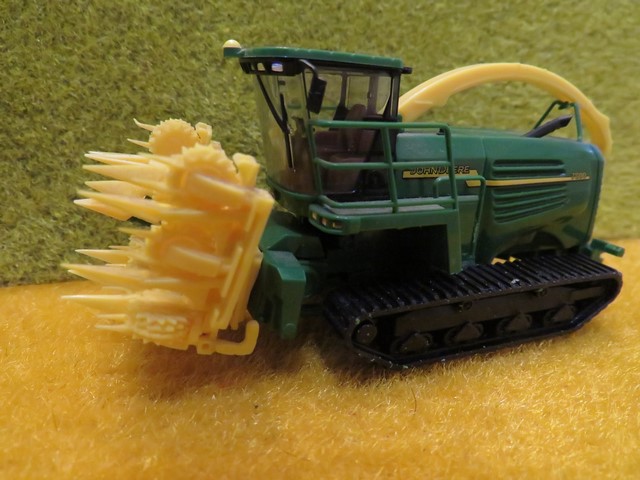 john deere ensileuse 7800 sur chenilles.JPG