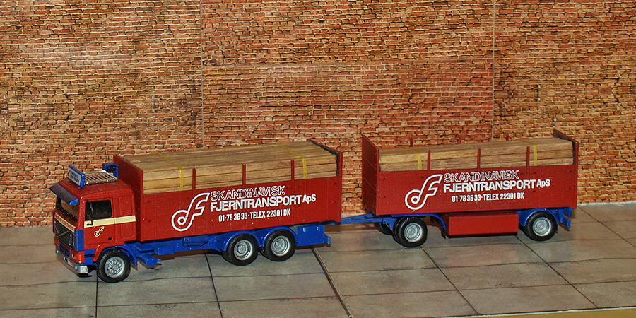 Camion d'expédition danois avec du bois norvégien pour des meubles suédois