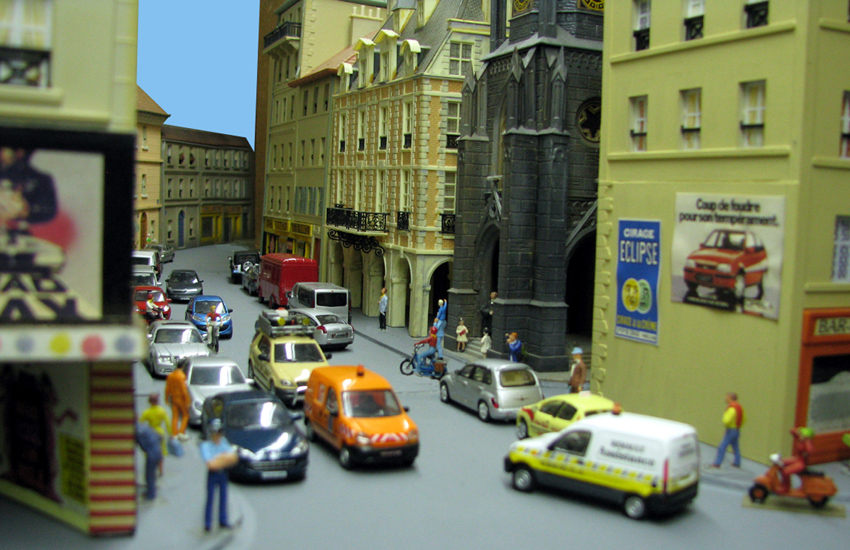 A gauche, le cinéma. Dans l' Avenue ,de face (Av. AToll Onduléra), l'église dite &quot;des repentis&quot; très fréquentée par des amateurs de véhicules miniatures d'un club bien connu. Le bel immeuble à arcades, à côté de l'église est le &quot;GRAND HÔTEL DEPACE&quot; dont le propriétaire n'est autre que Mr Michel DEPACE qui a fait de ce bel établissement un hôtel/restaurant 4 étoiles ou le curé de la paroisse le Père Hubert de la Patefeuilleté a ses entrées accompagné de petites jeunes filles qu'il confesse chambre 218, seule chambre équipée d'un bidet !