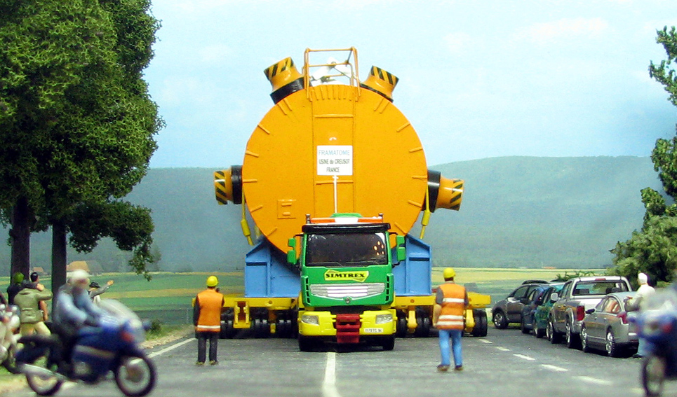 Convoi extra large, en tête le tracteur RENAULT Premium génération 2, le colis: un échangeur de chaleur de 385 tonnes.