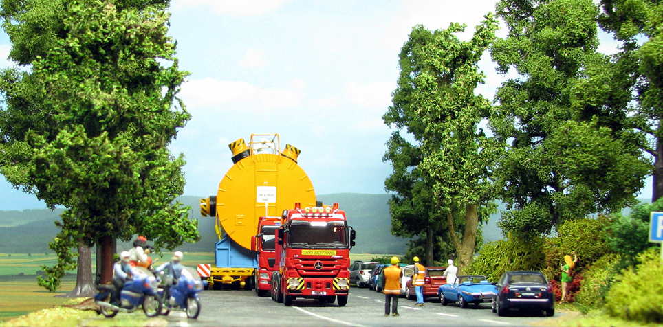 Encore un convoi extra lourd  tiré par un tracteur MERCEDES Actros M et un tracteur MAN TGX de la &quot;SIMTREX Europe&quot; Qui est cette jeune femme blonde à droite...pas mal ! Mais c'est Carlos Mémoala ! le trans-sexuel brésilien bien connu de l'endroit !