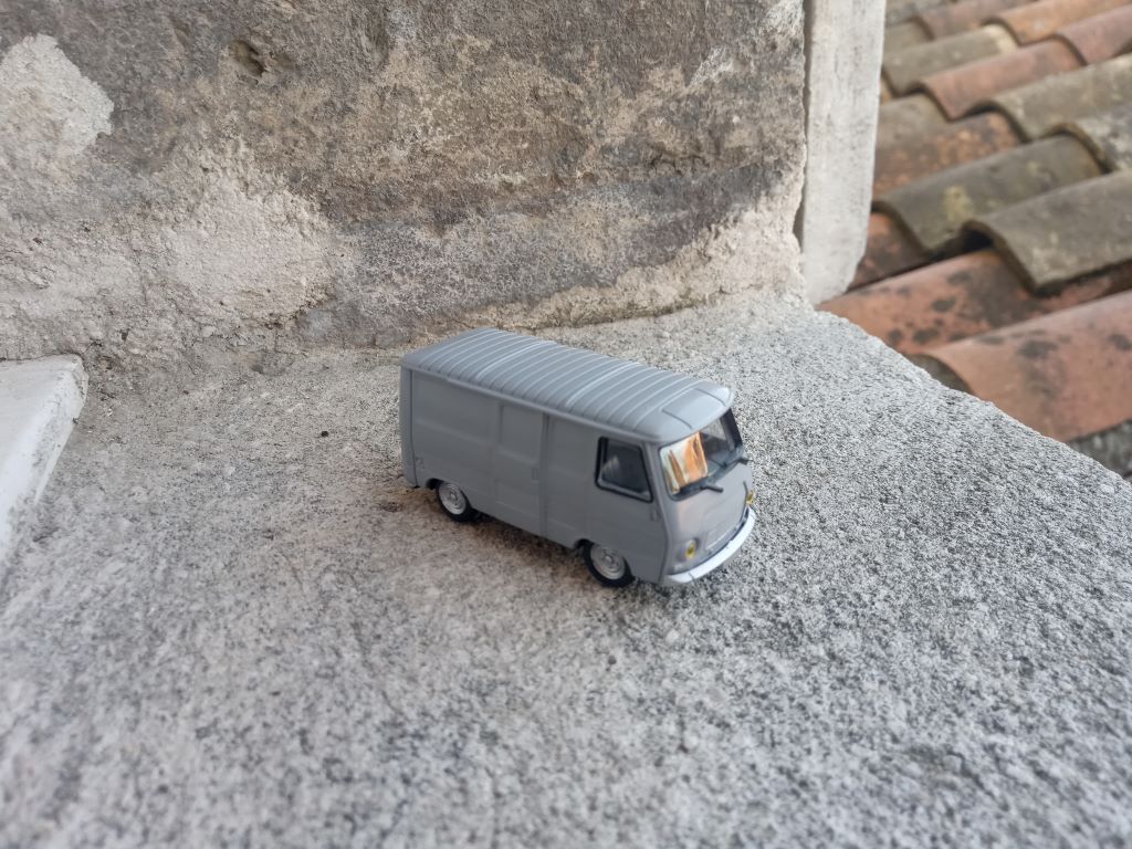 Peugeot J7.jpg