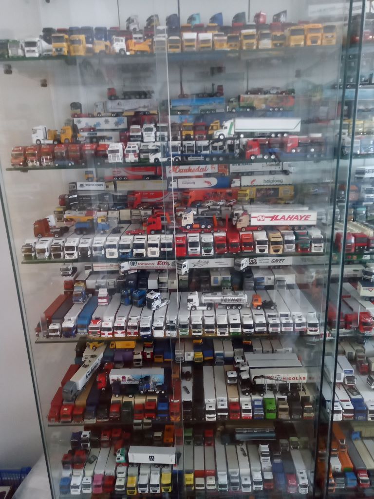 Vitrine 87 1.jpg