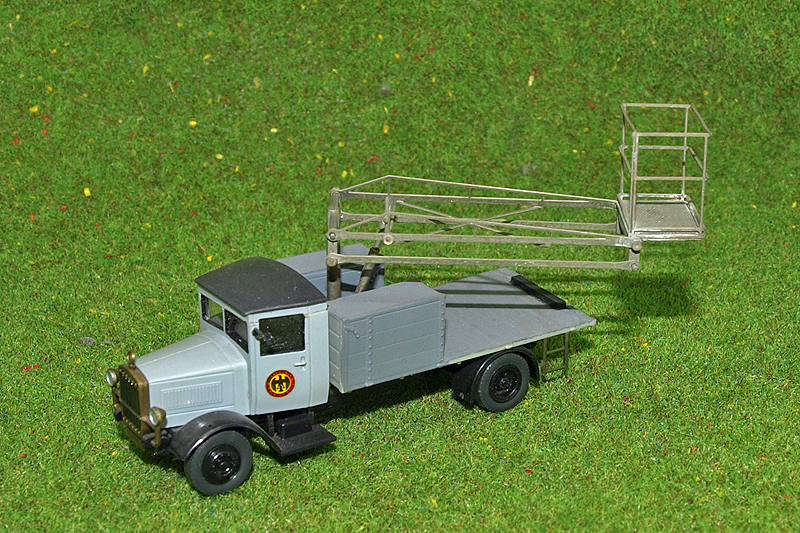 Mercedes L 3500 avec plate-forme de travail surélevée (kit de montage de la société Weinert)