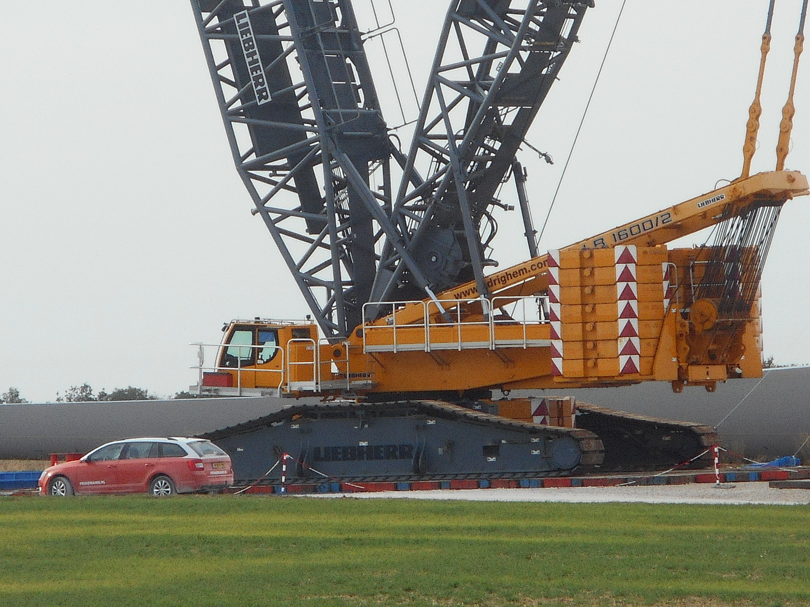 Taille  de la grue par rapport à une voiture