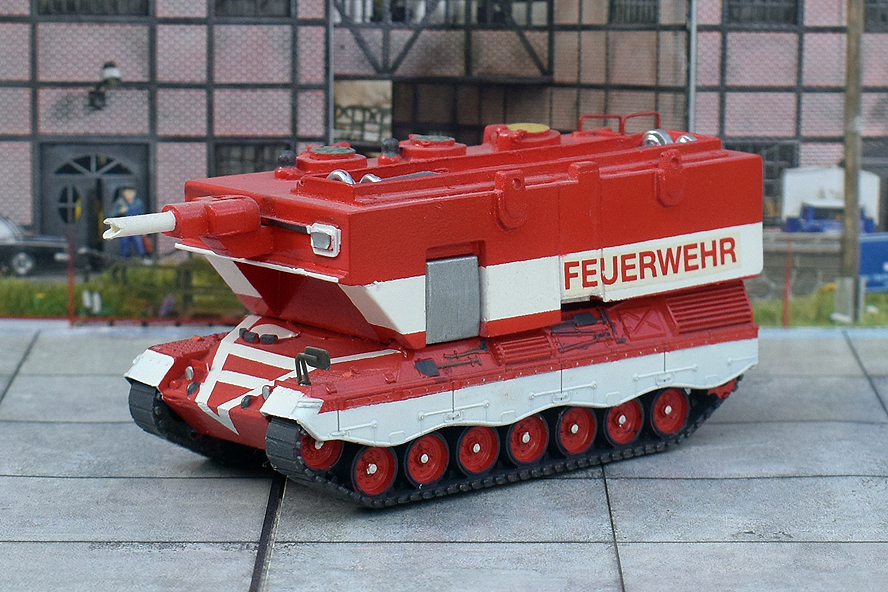 Véhicule de lutte contre les incendies de forêt.<br />Construit sur un char Leopard 1 (véhicule d'essai)