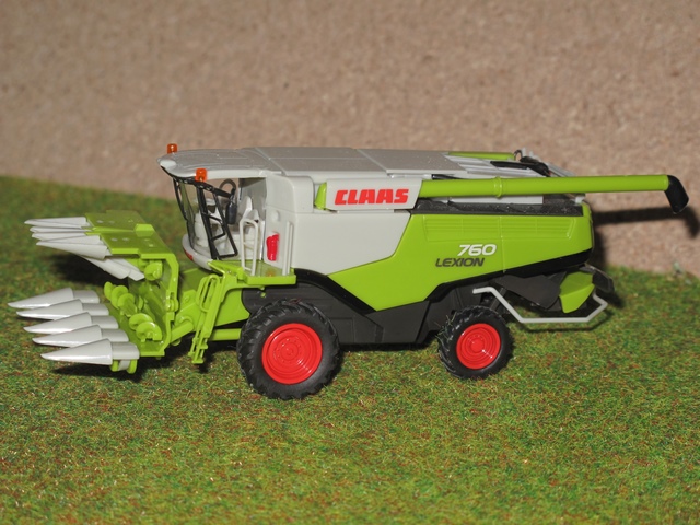 Claas    moissonneuse-batteuse Lexion 760.JPG
