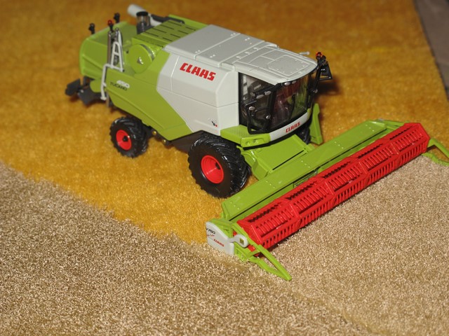Claas moissonneuse batteuse Tucano 450.JPG