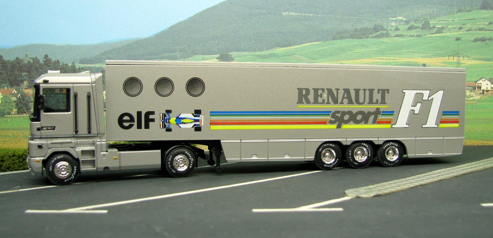 RENAULT AE 520 4X2 et semi à hublots ELF courses.jpg