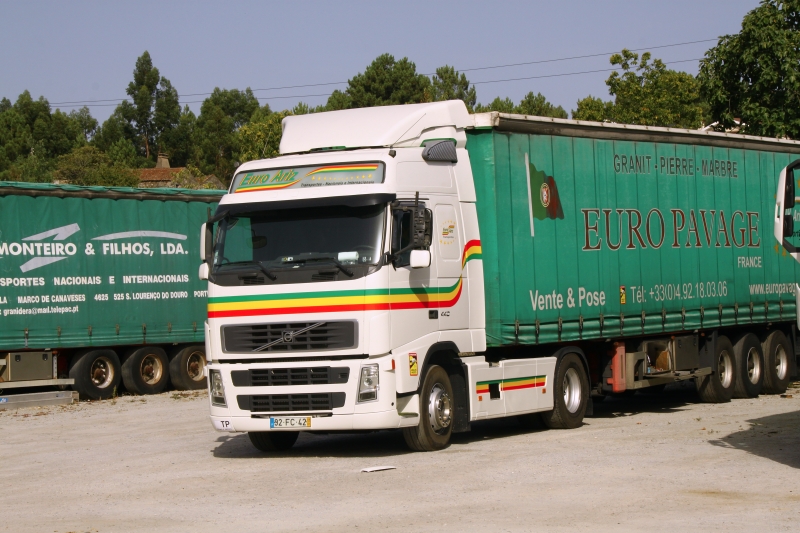 Un Volvo de 2007. Il a 1 million 100 au compteur ! Il toune toujours en inter. La patronne à commencé son entreprise avec cette unique Volvo en 2010. Elle faisait de la France, Italie et Suisse avec.
