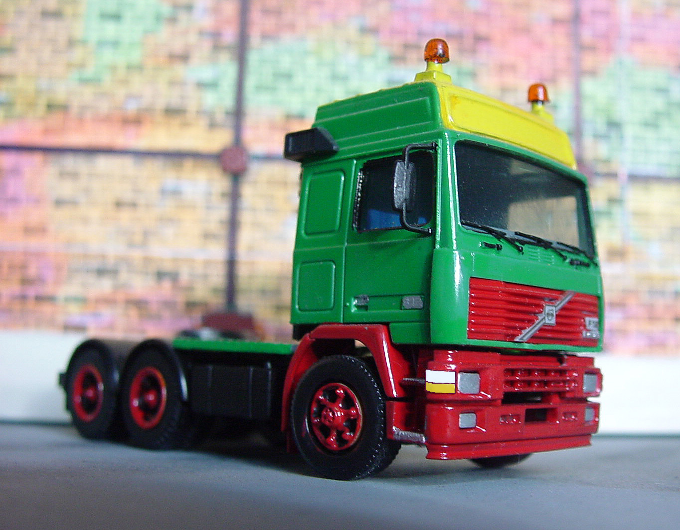 Un VOLVO F 12, roues &quot;artillerie&quot; à l'époque l'un de mes bahuts préféré.