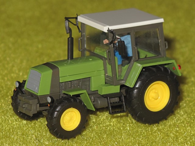 Fortschritt ZT 323 vert.JPG