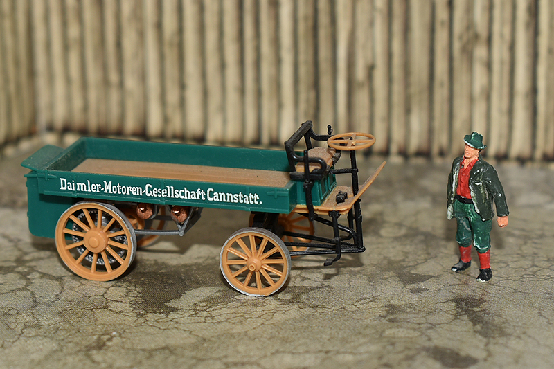 En 1965, celui-ci avait déjà presque 70 ans.<br />Camion Daimler de 1896